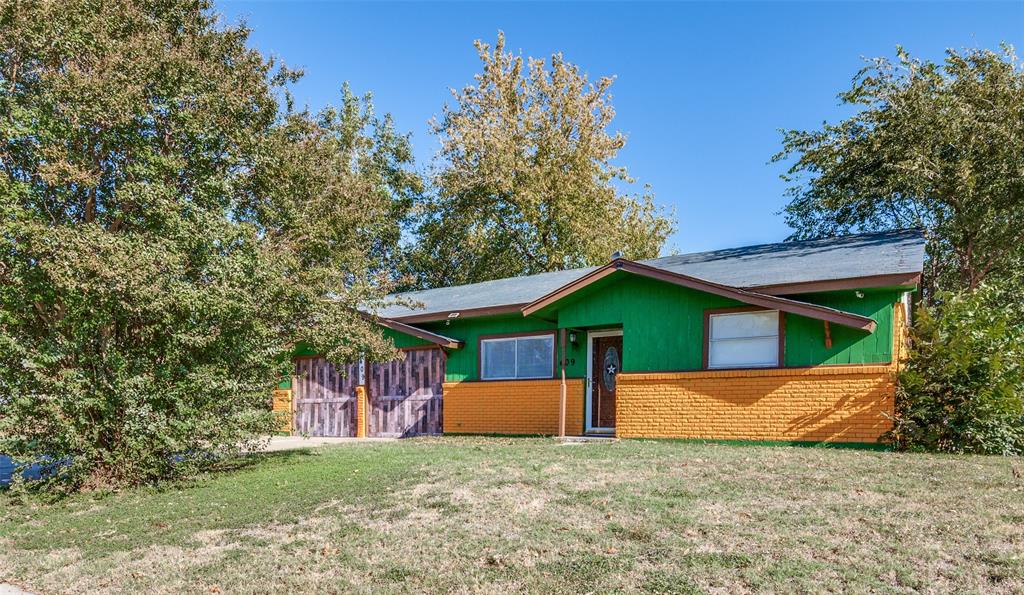 409 Roberts Circle Arlington, TX 76010 - Photo 2 of 25 a front view of a house with a yard and garage