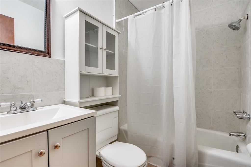 409 Roberts Circle Arlington, TX 76010 - Photo 22 of 25 a bathroom with a sink a toilet and shower