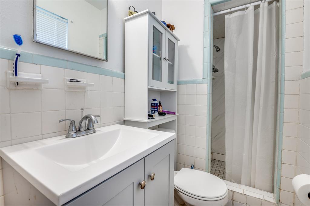 409 Roberts Circle Arlington, TX 76010 - Photo 25 of 25 a bathroom with a sink a toilet and shower curtain
