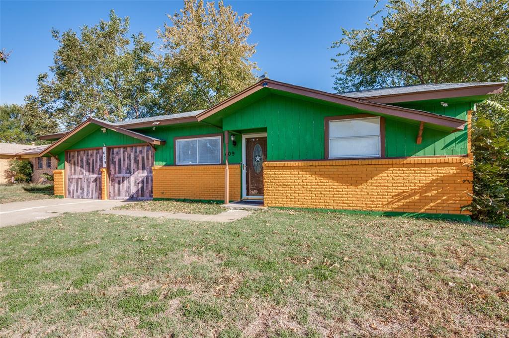 409 Roberts Circle Arlington, TX 76010 - Photo 4 of 25 a front view of a house with a yard and garage