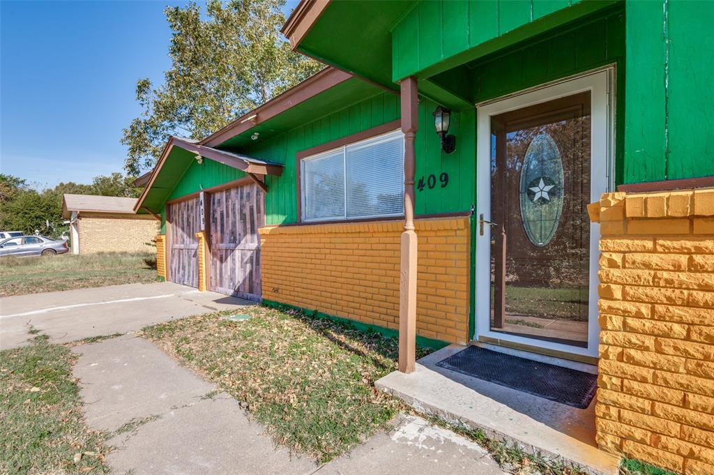 409 Roberts Circle Arlington, TX 76010 - Photo 5 of 25 a front view of a house with a garden