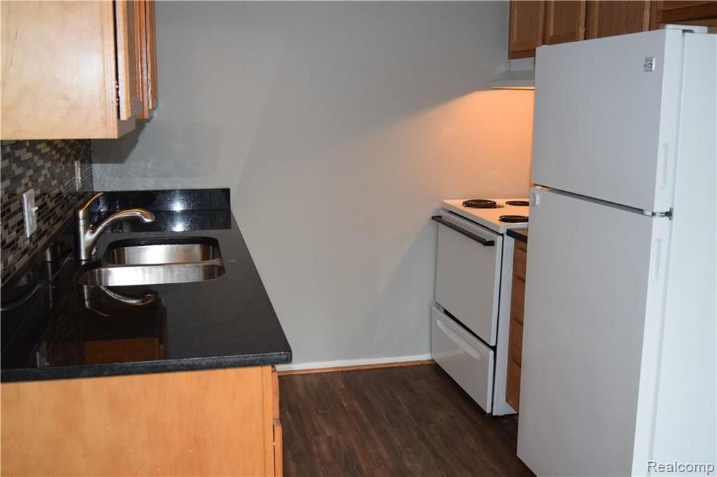 2155 Decker Road, Unit 11 Walled Lake, MI 48390 - Photo 4 of 10