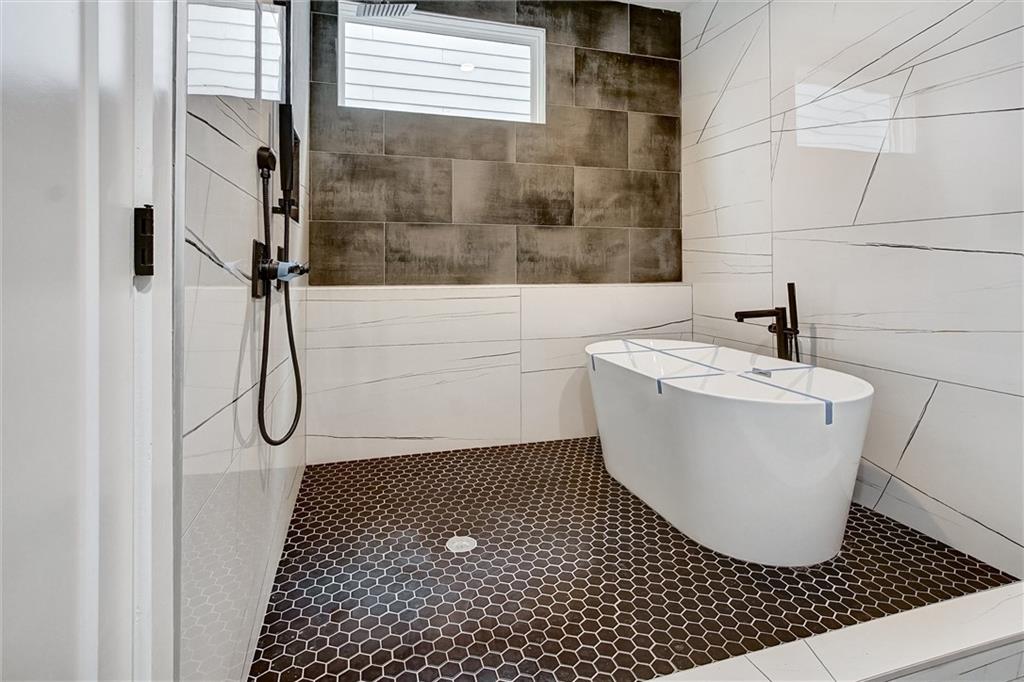 569 Middle Street Southwest Atlanta, GA 30310 - Photo 12 of 35 a bathroom with a sink and a shower