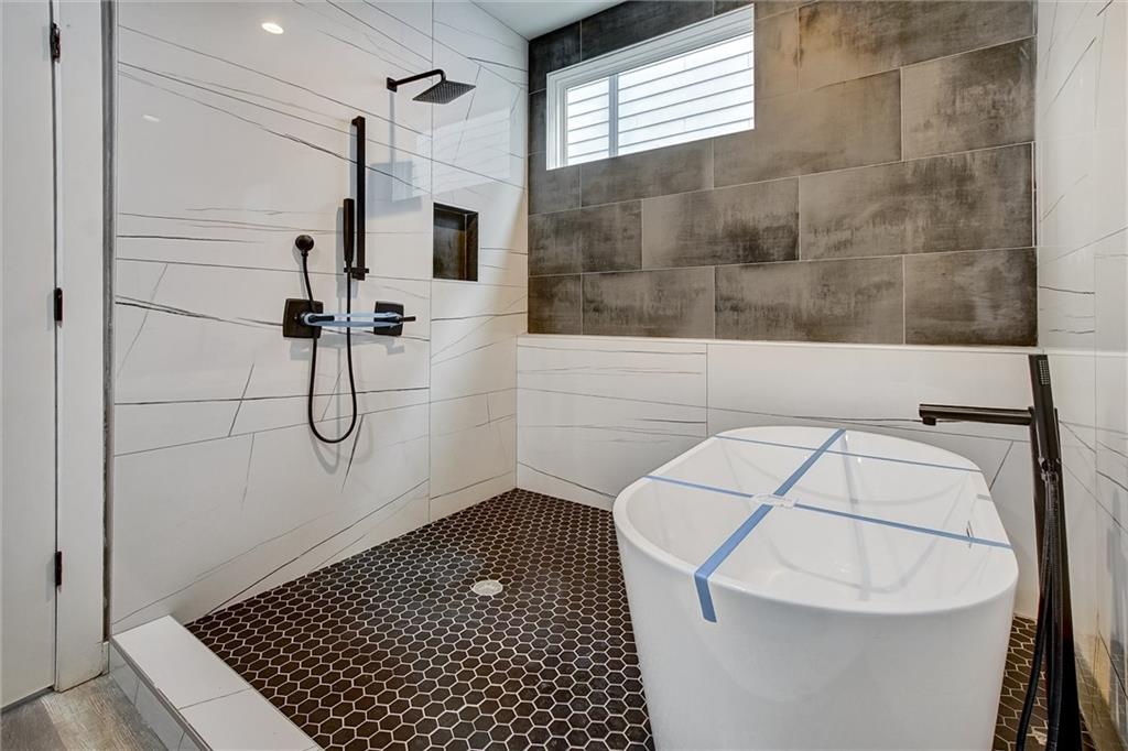 569 Middle Street Southwest Atlanta, GA 30310 - Photo 13 of 35 a bathroom with a shower