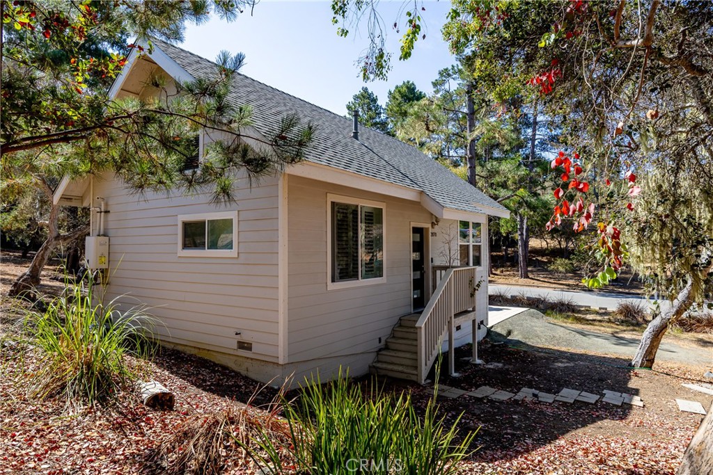 a view of a house with backyard and sitting area