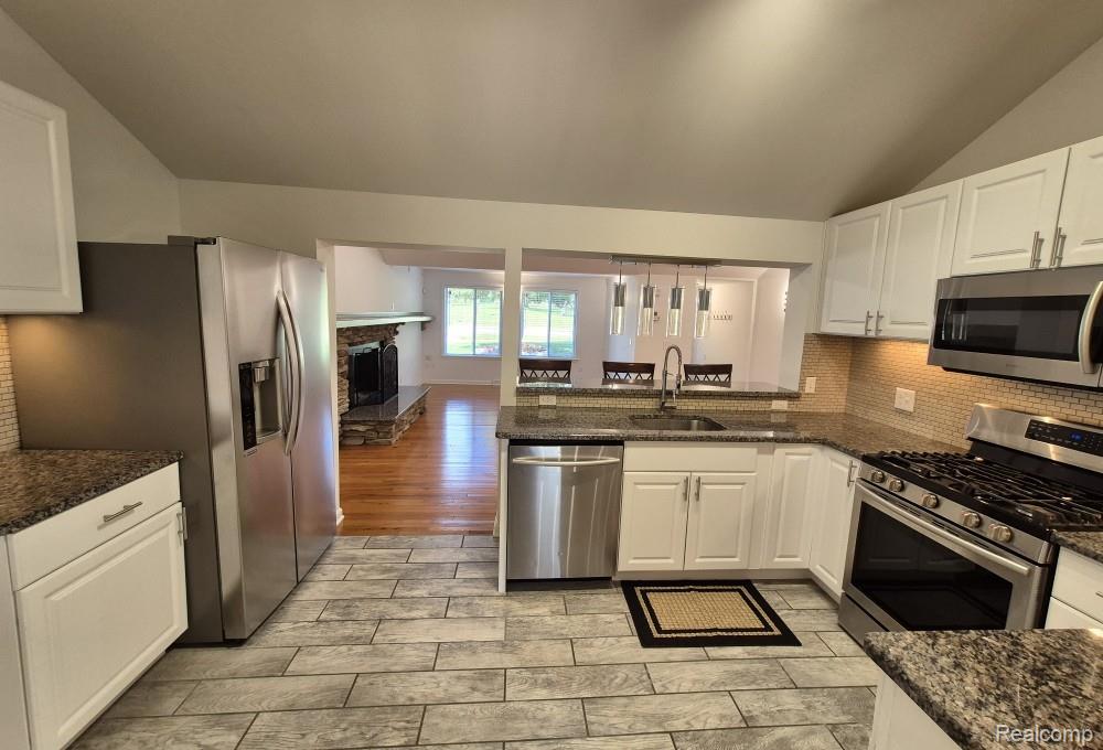 7377 Cooley Lake Road West Bloomfield, MI 48324 - Photo 12 of 59