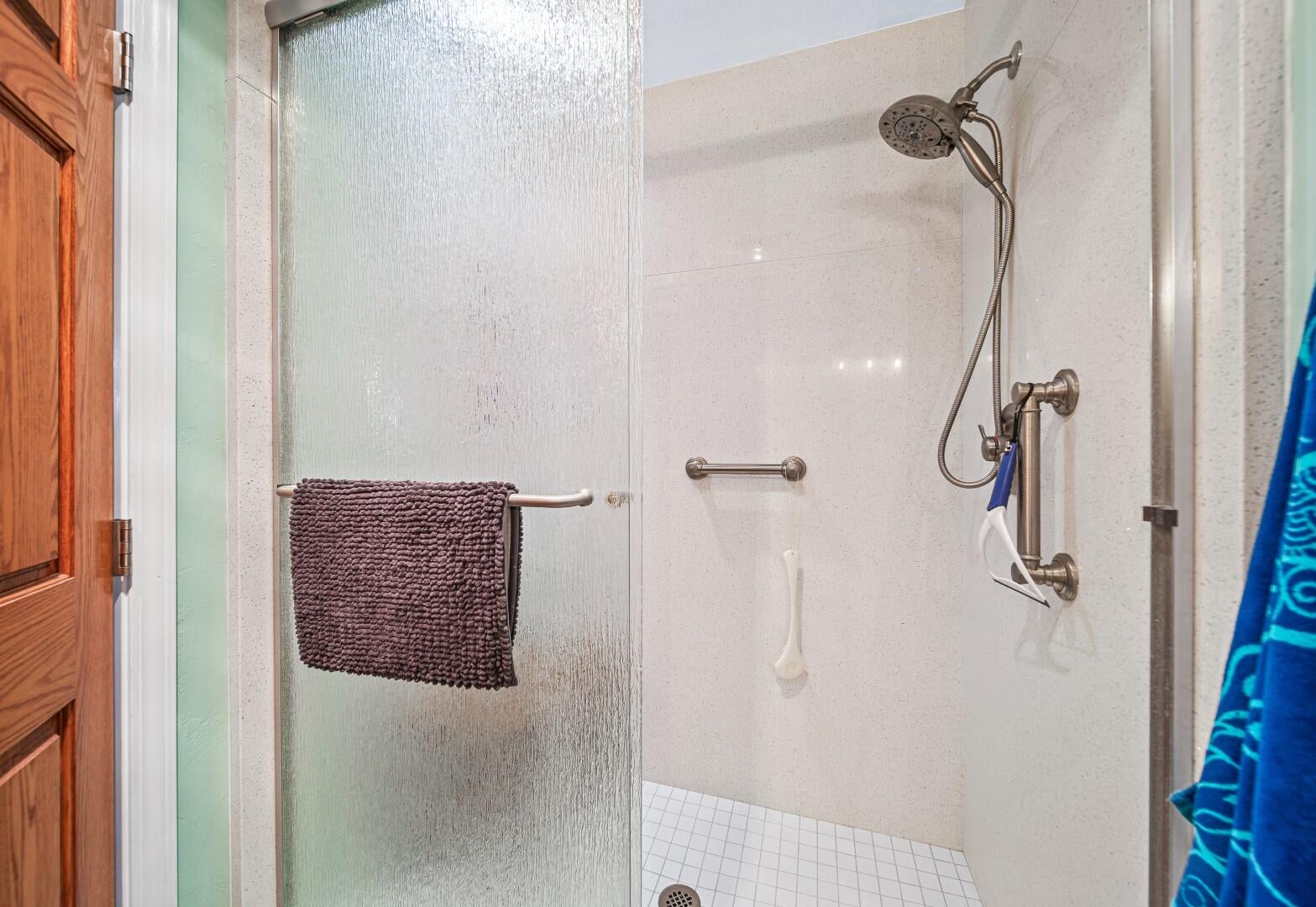 15638 Jones Road White City, OR 97503 - Photo 31 of 65 F27 Master Shower