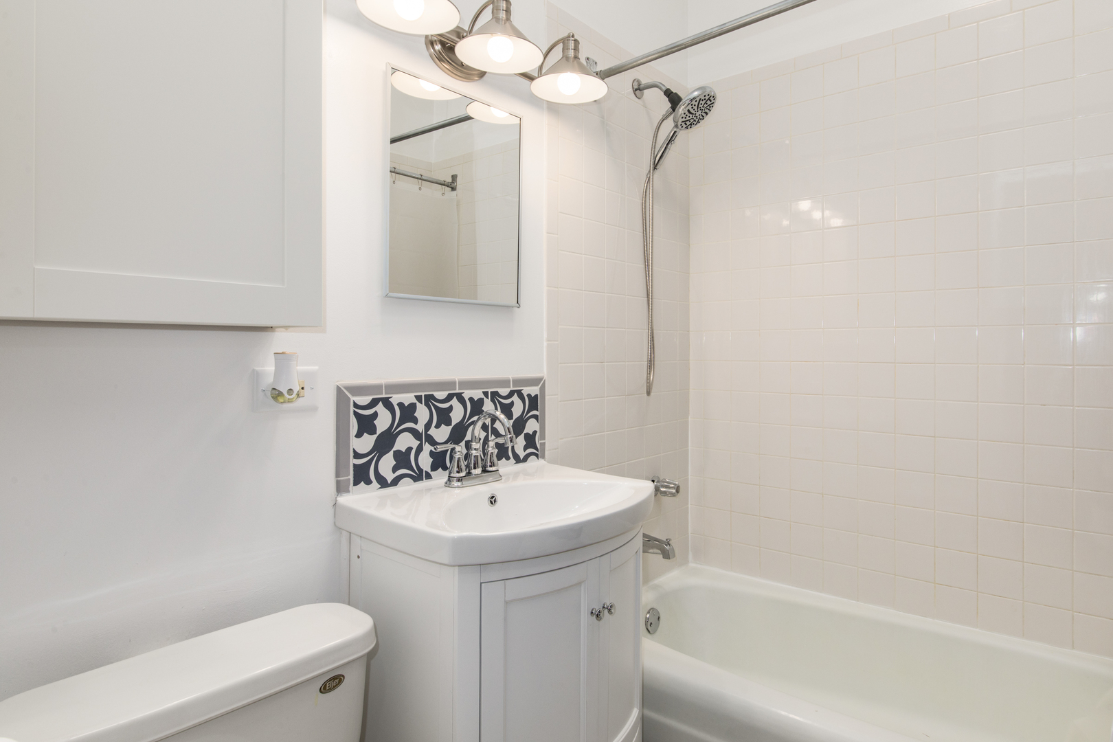 4117 North Paulina Street Chicago, IL 60613 - Photo 14 of 28 a bathroom with a sink a toilet and a bathtub