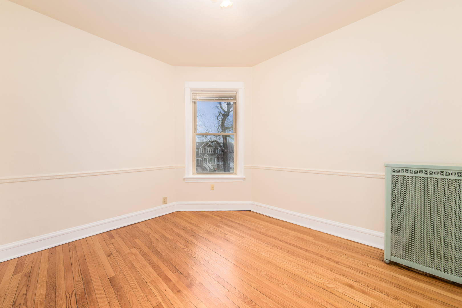 4117 North Paulina Street Chicago, IL 60613 - Photo 17 of 28 an empty room with wooden floor and windows