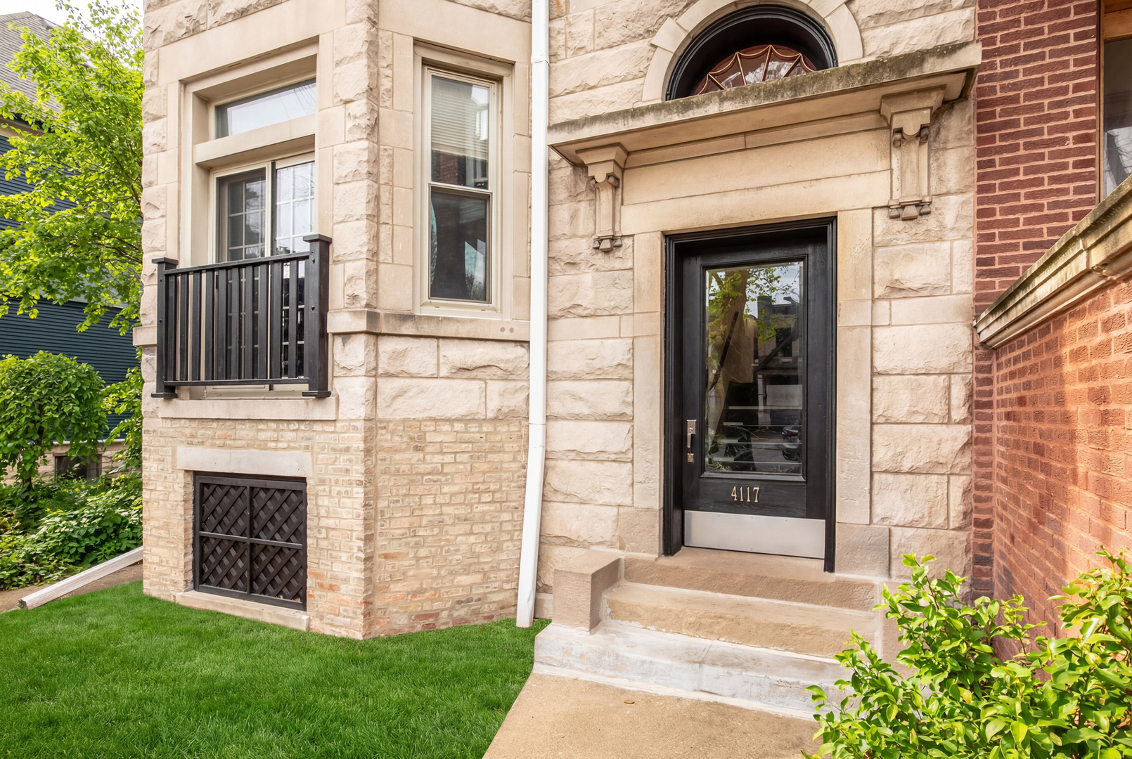4117 North Paulina Street Chicago, IL 60613 - Photo 3 of 28 a view of front door of house
