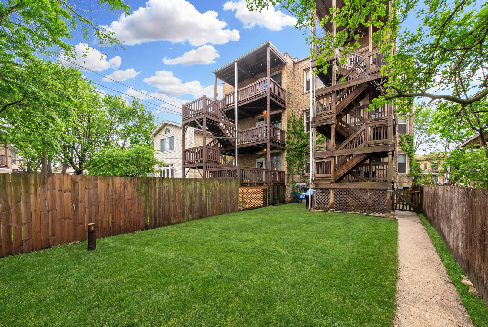 4117 North Paulina Street Chicago, IL 60613 - Photo 5 of 28 a view of a back yard of the house
