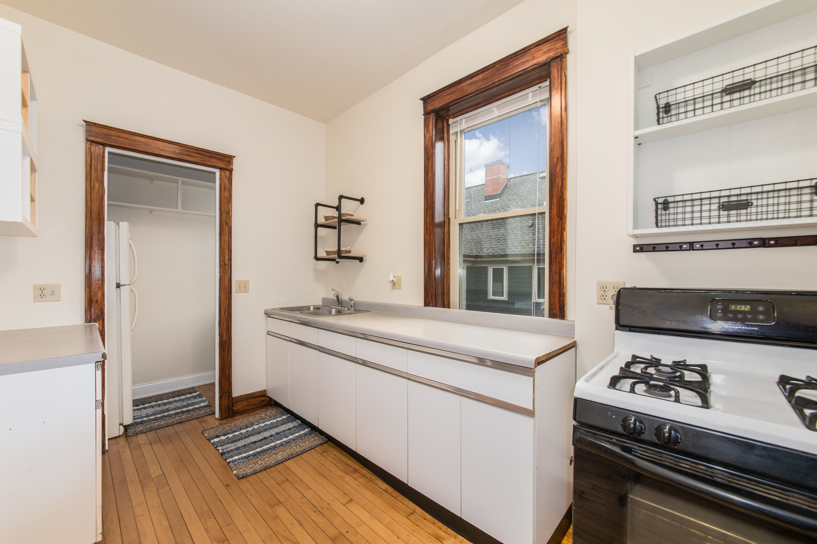 4117 North Paulina Street Chicago, IL 60613 - Photo 8 of 28 a kitchen with a stove and a refrigerator