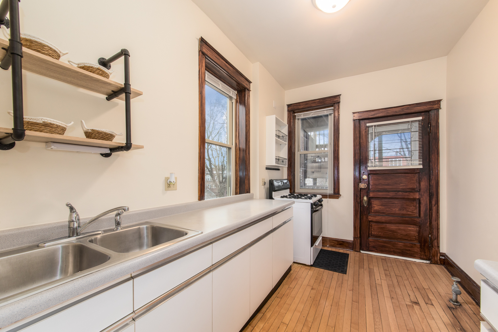 4117 North Paulina Street Chicago, IL 60613 - Photo 9 of 28 a bathroom with a sink and a bathtub