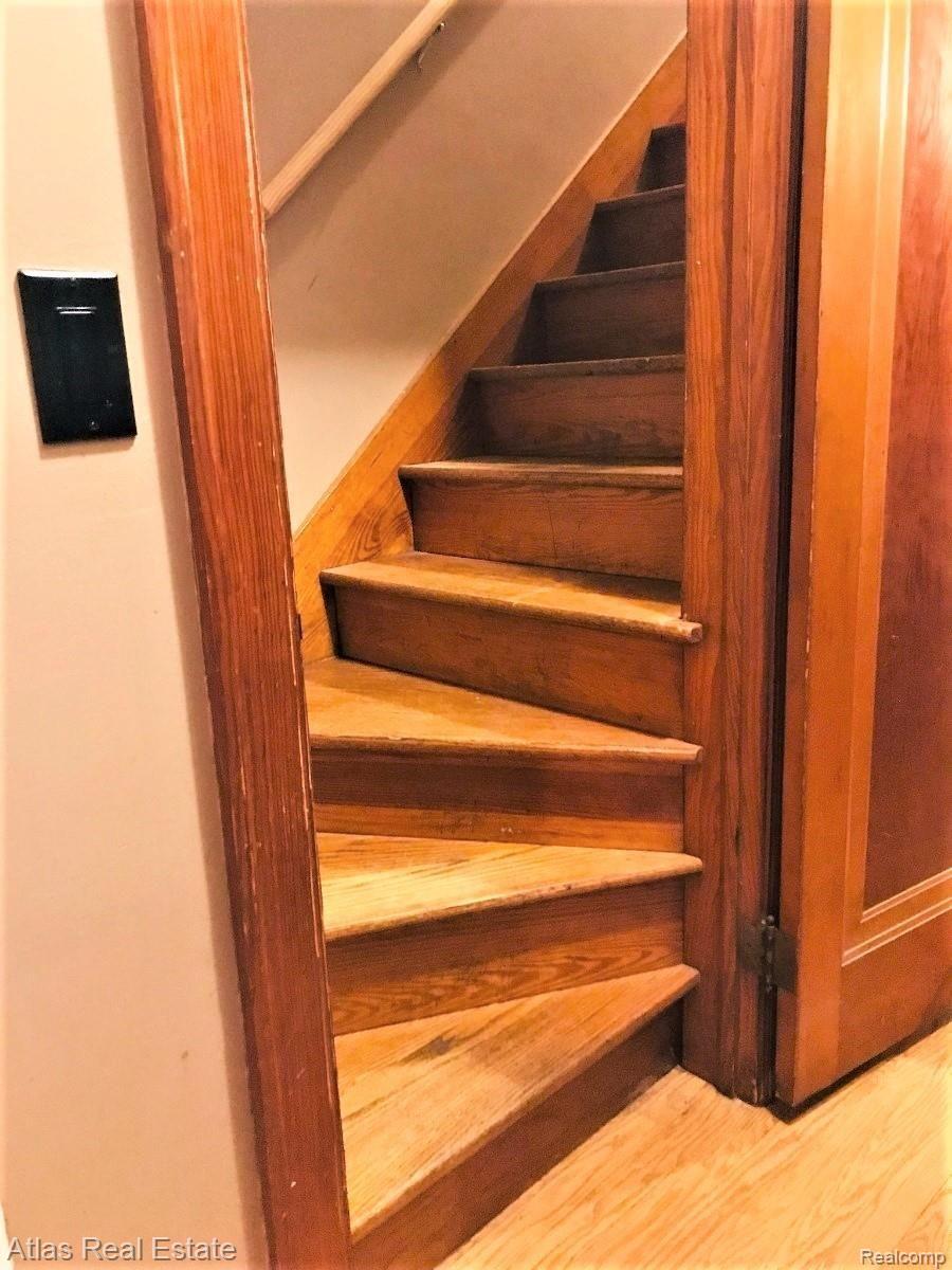 6401 Fenton Road Flint, MI 48507 - Photo 21 of 26 staircase.jpg
