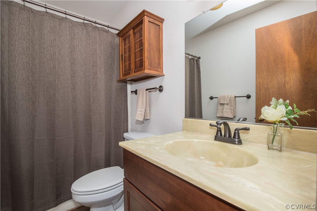 2830 Iverson Road Midlothian, VA 23112 - Photo 12 of 33 Full downstairs hall bath with tub/shower.