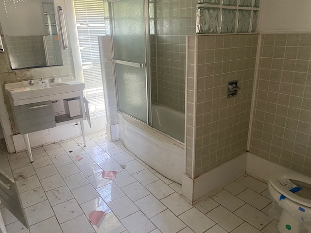 930 North Main Street Rochelle, IL 61068 - Photo 12 of 18 a bathroom with a bathtub and a sink