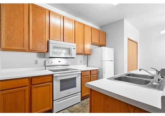 $1,800 | 2782 Mallard Drive, Woodbury, MN 55125