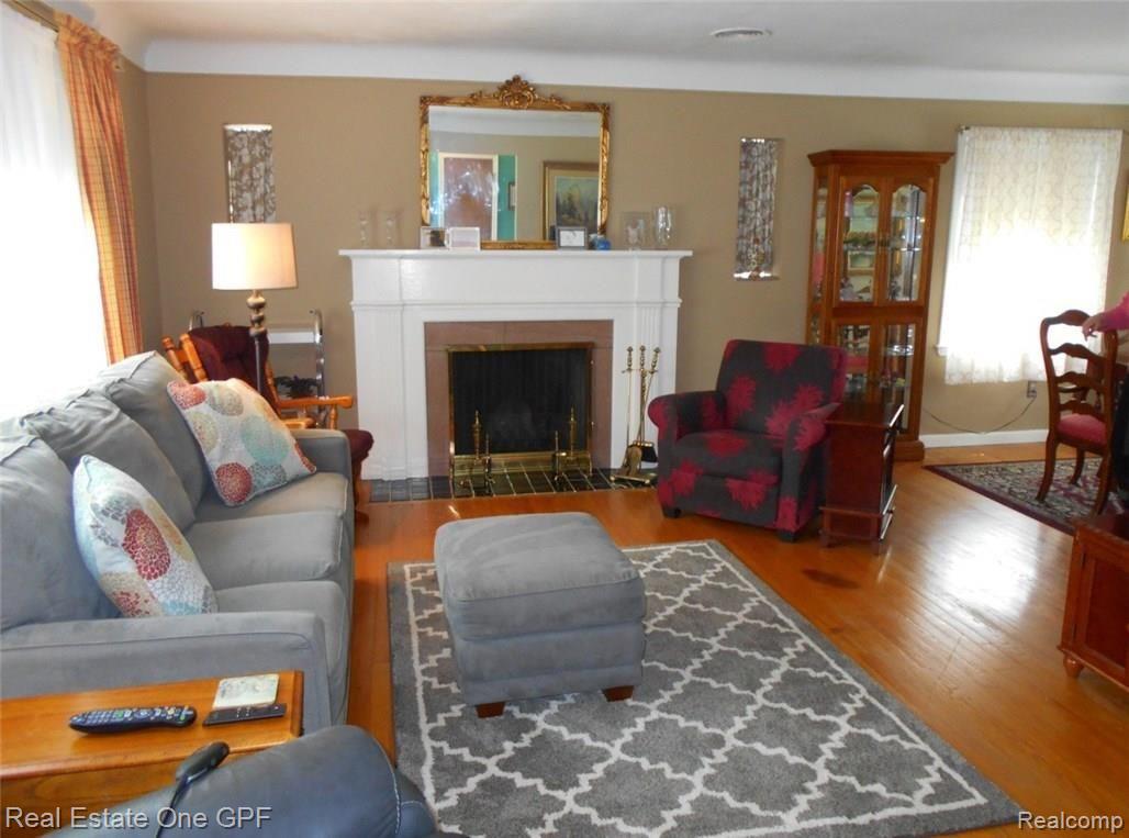 643 Barrington Road Grosse Pointe, MI 48230 - Photo 4 of 30 4 DSCN2072.JPG