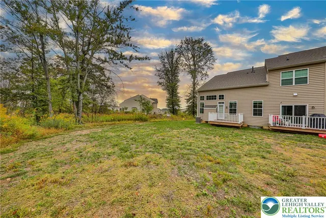 a view of a house with backyard
