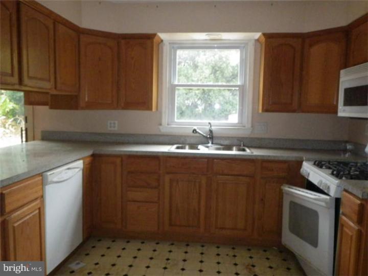737 West Rolling Road Springfield, PA 19064 - Photo 5 of 9