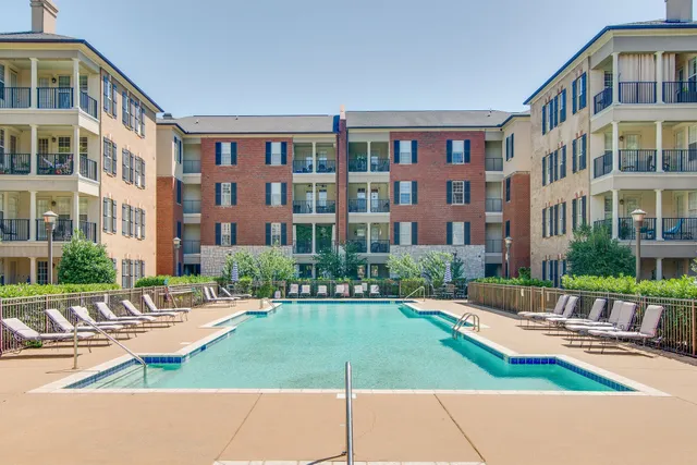 a view of a back yard