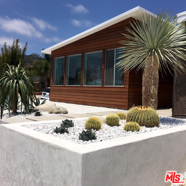 18451 Wakecrest Drive Malibu, CA 90265 - Photo 3 of 8