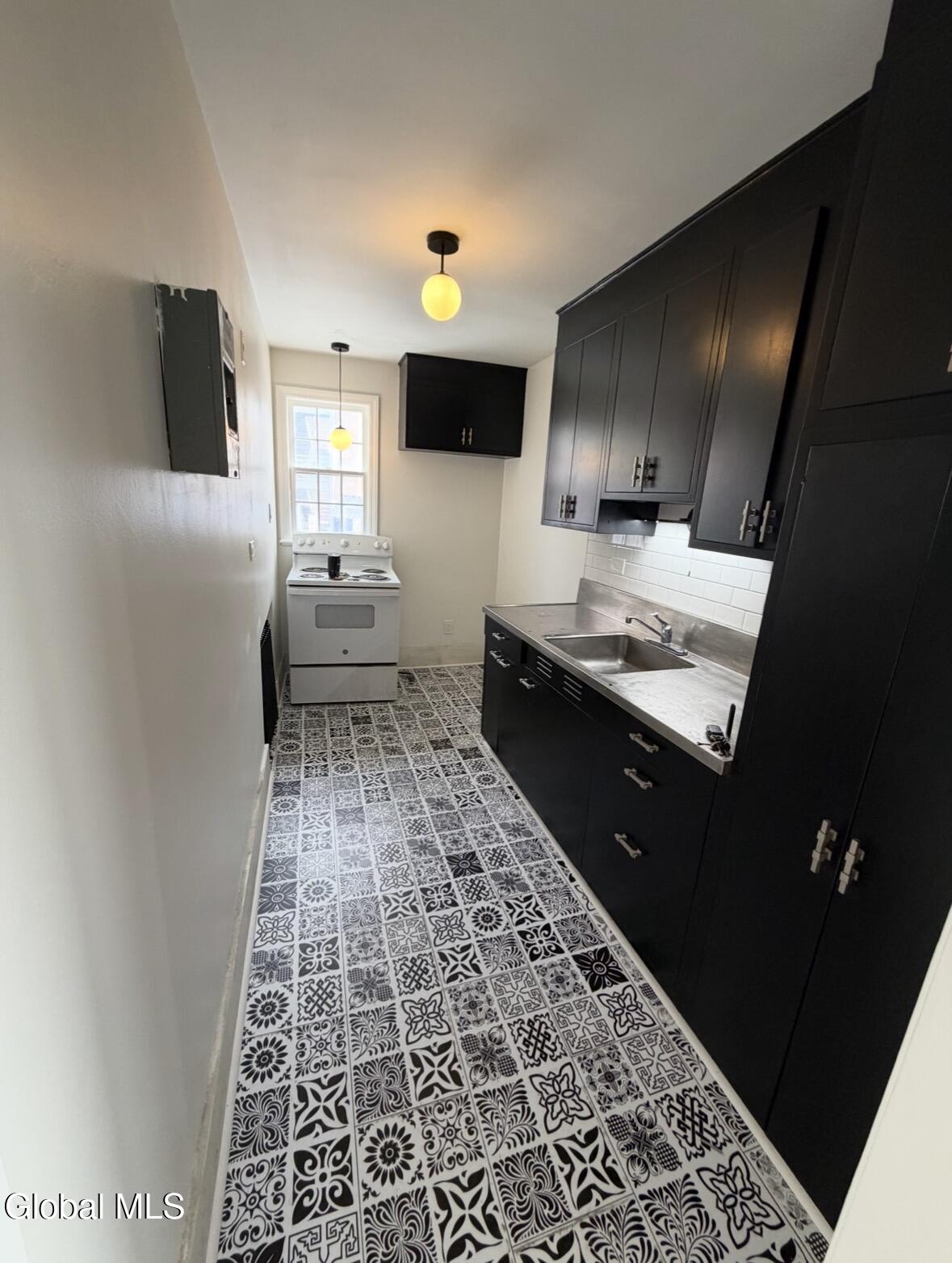 612 Union Street, Unit 4 Schenectady, NY 12305 - Photo 4 of 20 CF7AF9DD-AA7A-48CE-BDDB-F20EF58A350B_1_2