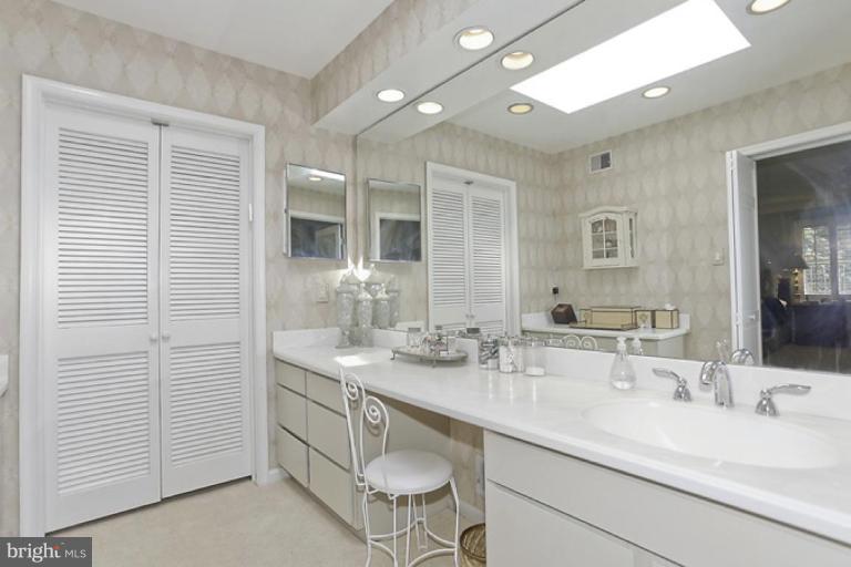 7908 Raphael Court Potomac, MD 20854 - Photo 18 of 27 Master Bath