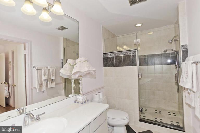 7908 Raphael Court Potomac, MD 20854 - Photo 25 of 27 Bath #2