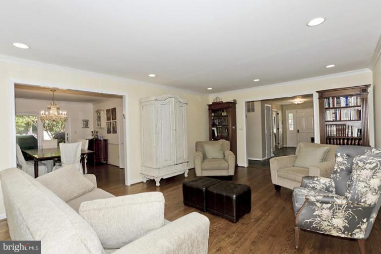 7908 Raphael Court Potomac, MD 20854 - Photo 8 of 27 Living Room