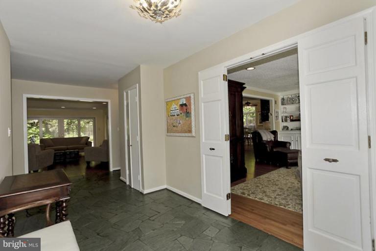 7908 Raphael Court Potomac, MD 20854 - Photo 9 of 27 Entrance / Foyer