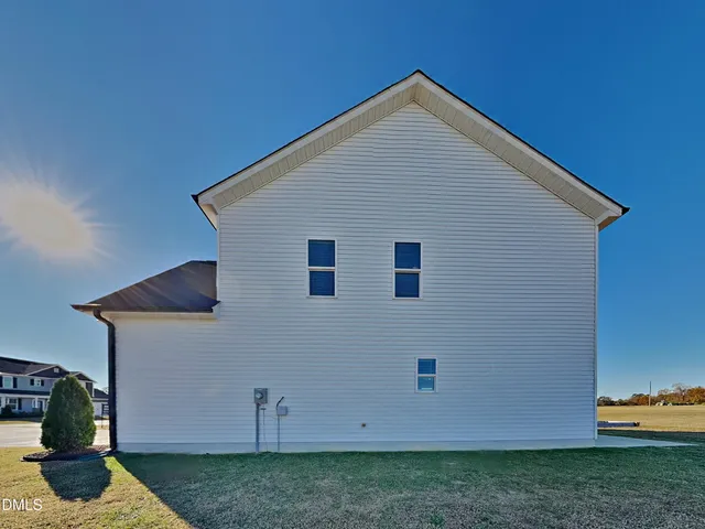 a view of a house with backyard