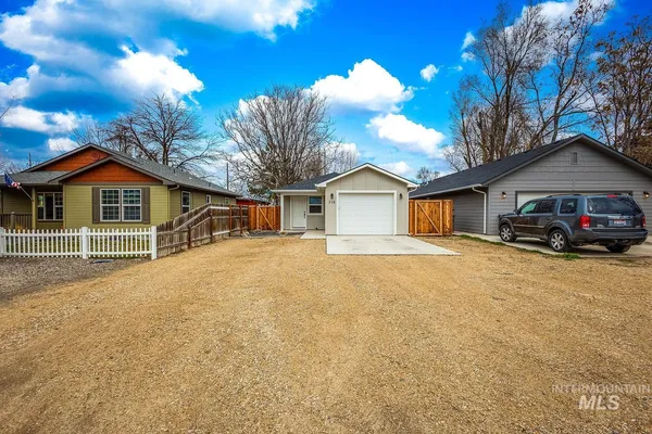 $355,000 | 310 West Owyhee Avenue, Homedale, ID 83628