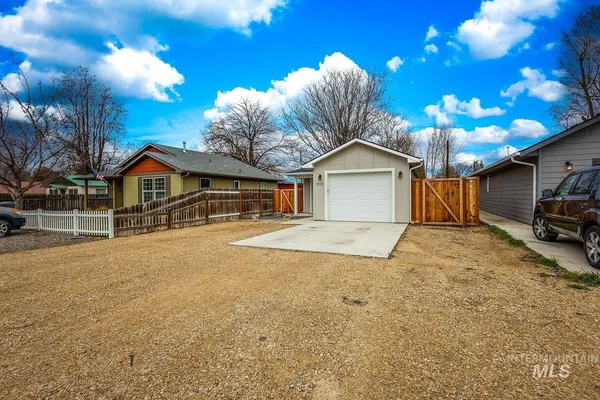 $355,000 | 310 West Owyhee Avenue, Homedale, ID 83628