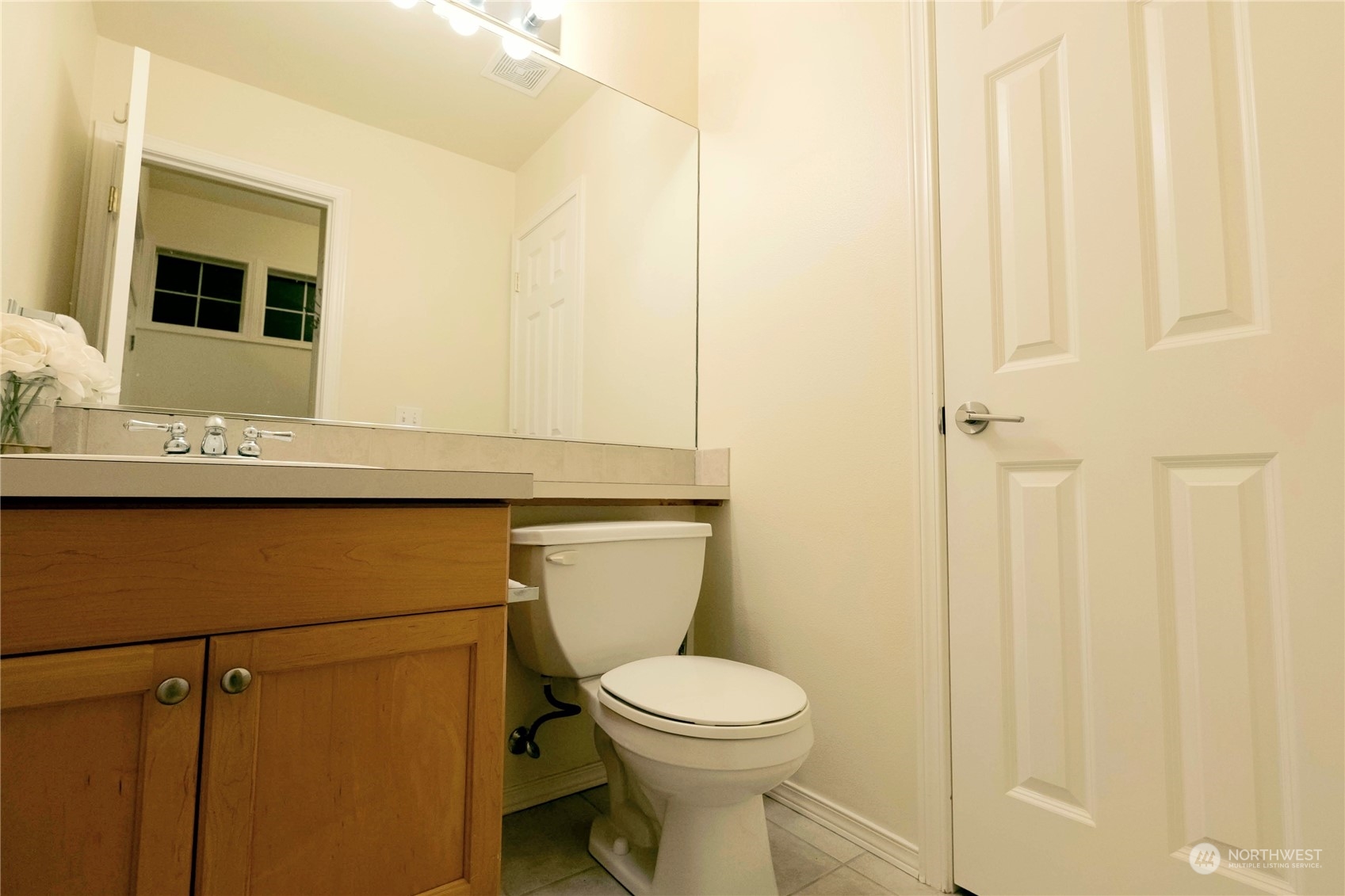 559 Elma Place Northeast Renton, WA 98059 - Photo 15 of 30 a bathroom with a toilet a sink and mirror