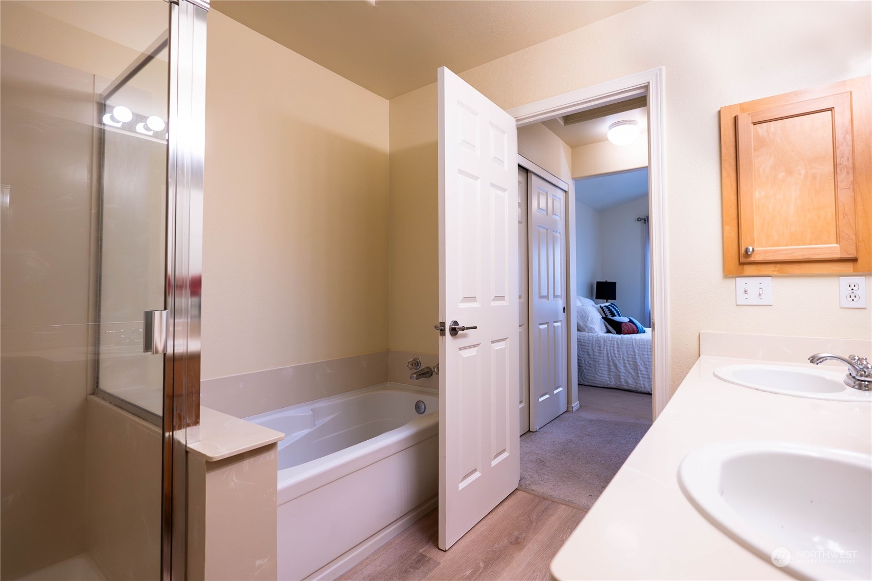 559 Elma Place Northeast Renton, WA 98059 - Photo 21 of 30 a bathroom with a tub sink and mirror