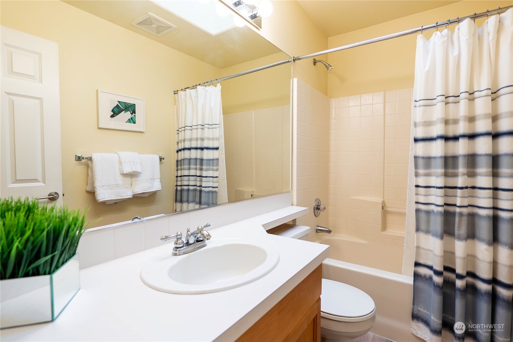 559 Elma Place Northeast Renton, WA 98059 - Photo 25 of 30 a bathroom with a sink toilet and shower