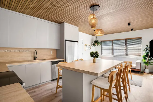 $2,975 | 1275 Marseille Drive, Unit 42, Miami Beach, FL 33141