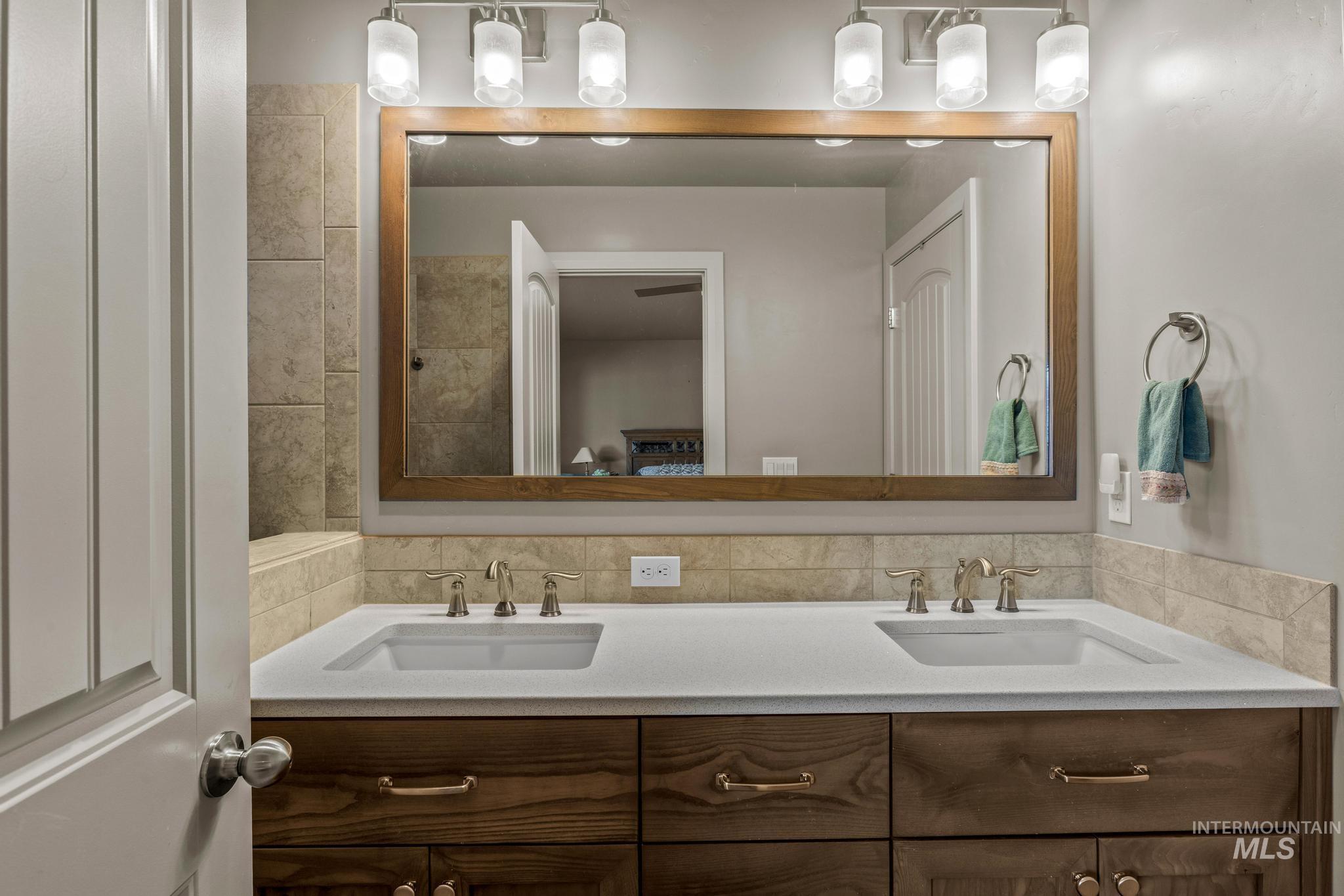 5832 West Rotherham Drive Eagle, ID 83616 - Photo 21 of 42 Full bath with double vanity