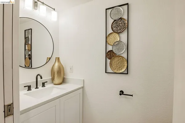 $639,000 | 16 Town Square Place, Oakland, CA 94603