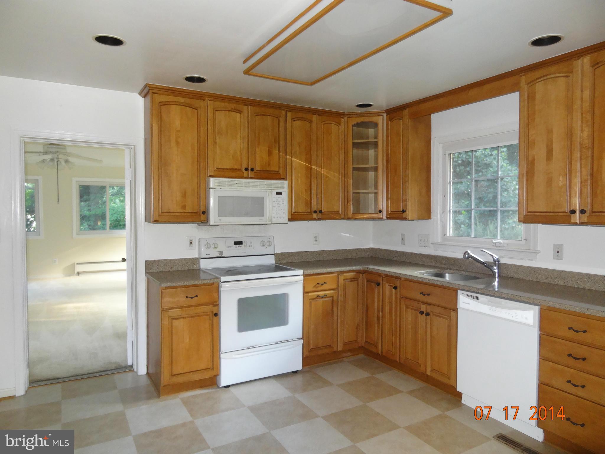 6585 Davis Ford Road Manassas, VA 20111 - Photo 10 of 30 Kitchen with Sileston Counters with Deep Sink
