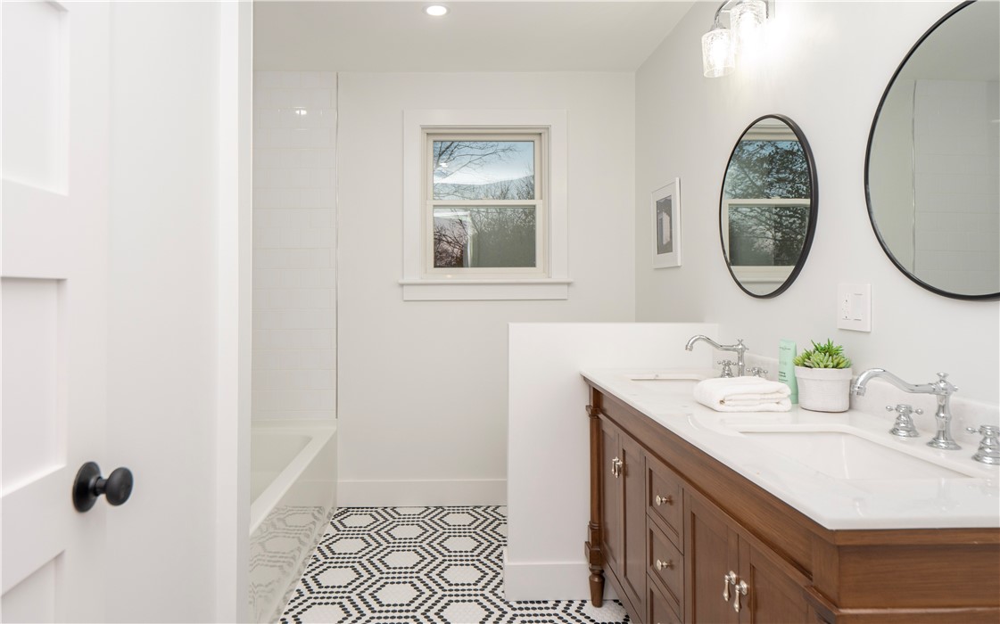 1096 East Main Road Middletown, RI 02842 - Photo 44 of 50