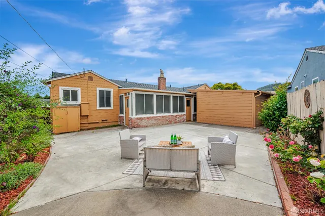a view of a house with backyard and plants