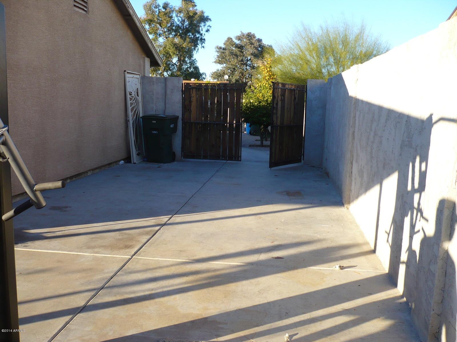 7207 West Merrell Street Phoenix, AZ 85033 - Photo 2 of 12 Perez 004