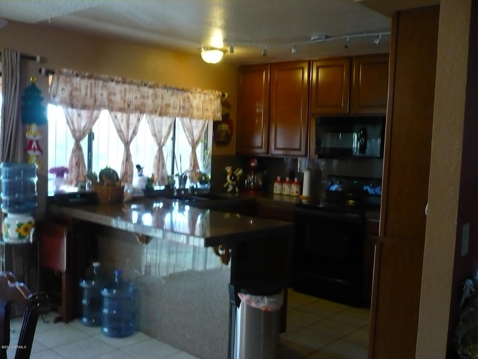 7207 West Merrell Street Phoenix, AZ 85033 - Photo 6 of 12 Perez 008