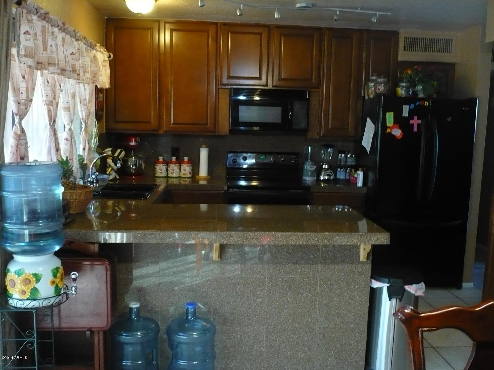 7207 West Merrell Street Phoenix, AZ 85033 - Photo 7 of 12 Perez 009