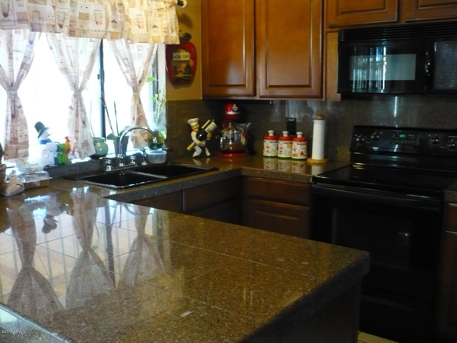 7207 West Merrell Street Phoenix, AZ 85033 - Photo 8 of 12 Perez 011