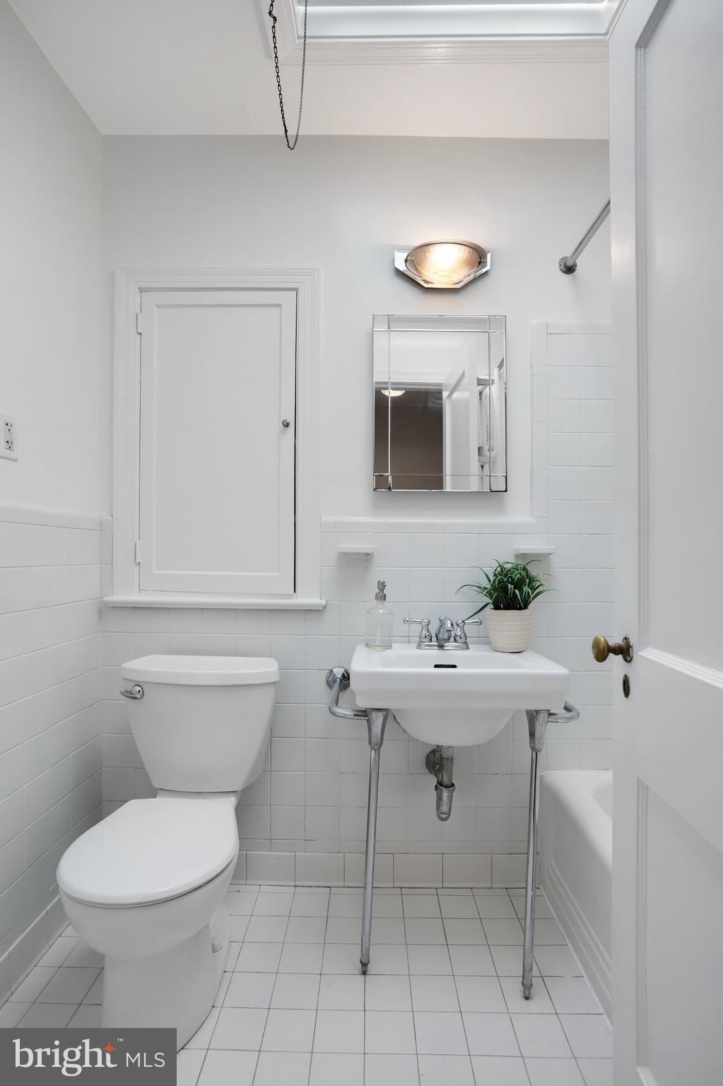3710 Jocelyn Street Northwest Washington, DC 20015 - Photo 14 of 26 Full bath