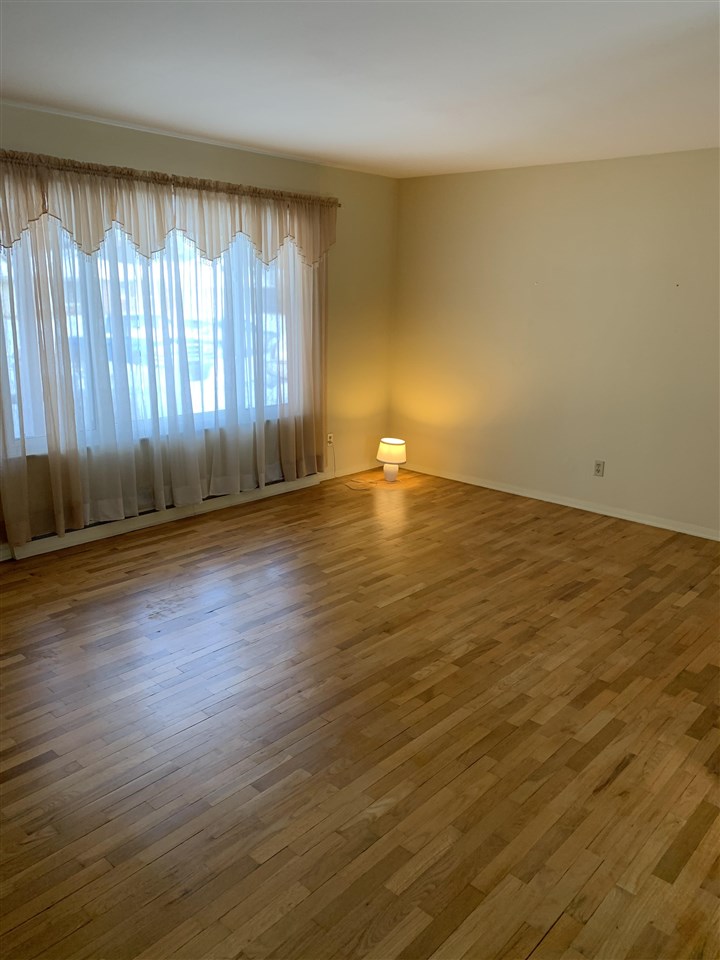 1437 Williamsburg Road Flint, MI 48507 - Photo 4 of 19 Gallery Image 4