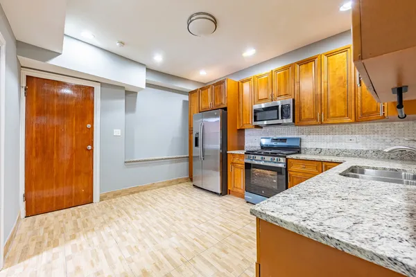 $2,500 | 2242 North Western Avenue, Unit 1R, Chicago, IL 60647